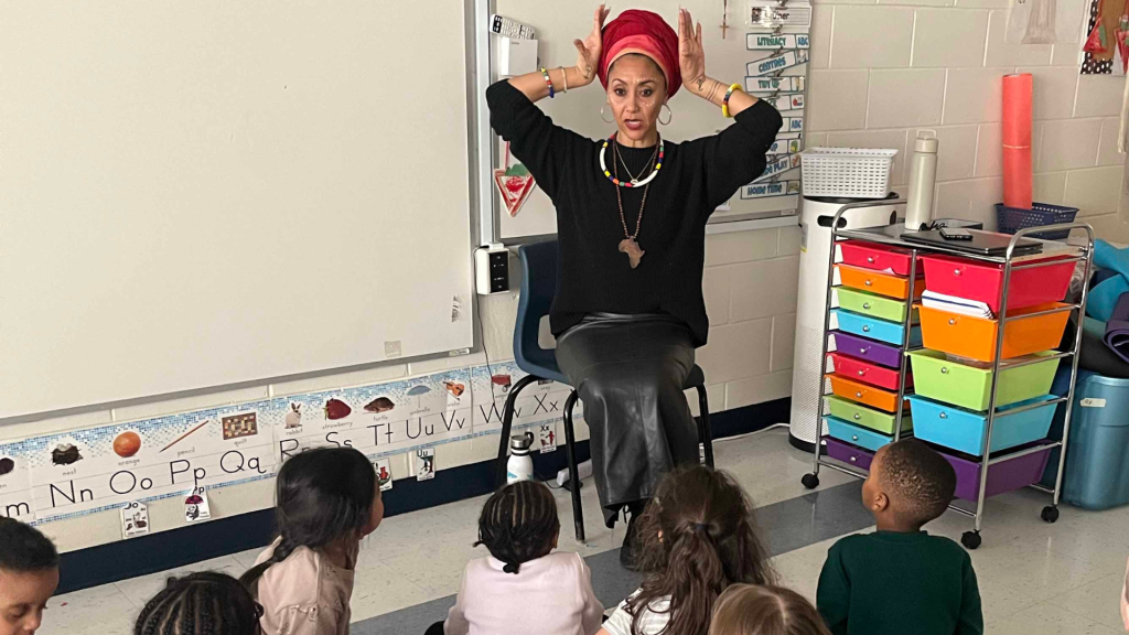 Jacqi Du Toit telling a story