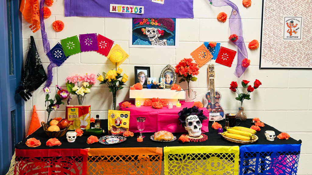 A table with 'El dia del muertos' elements to honour the past generations